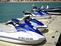 Alquiler de motos de agua en EL Castillo, Caleta de Fuste, Fuerteventura. Alquiler de kayaks, pedalos y motos de agua.